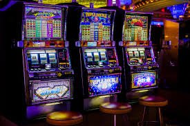 Filipino player browsing rrrph sports betting on mobile phone